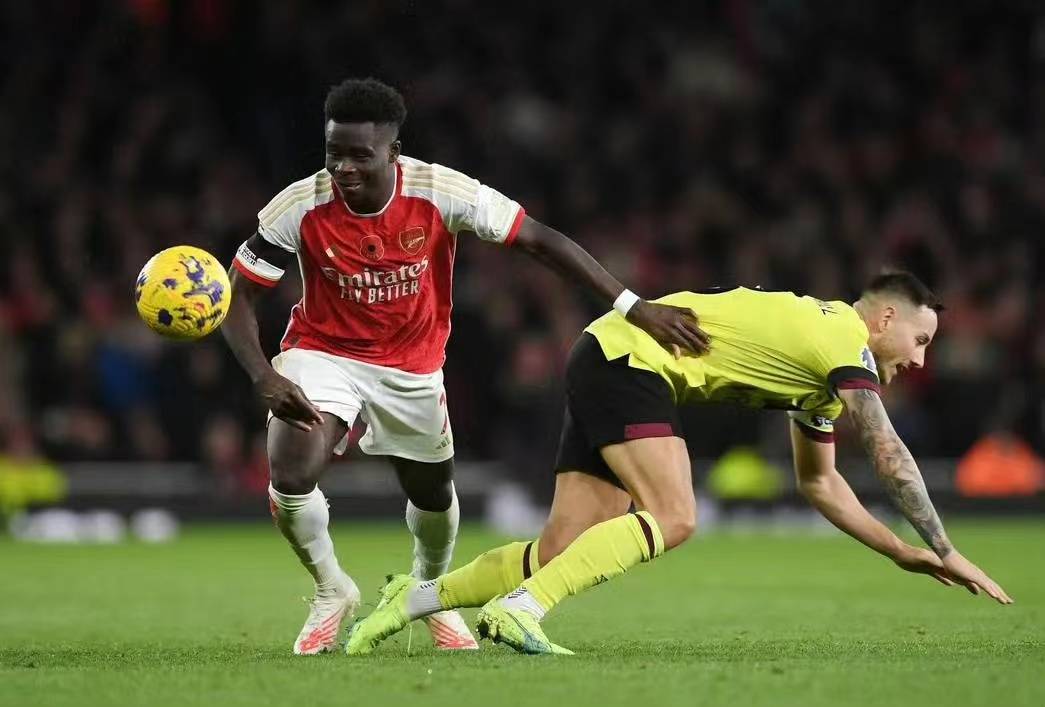 球速体育-阿森纳中场精彩助攻，带领球队获胜  第1张