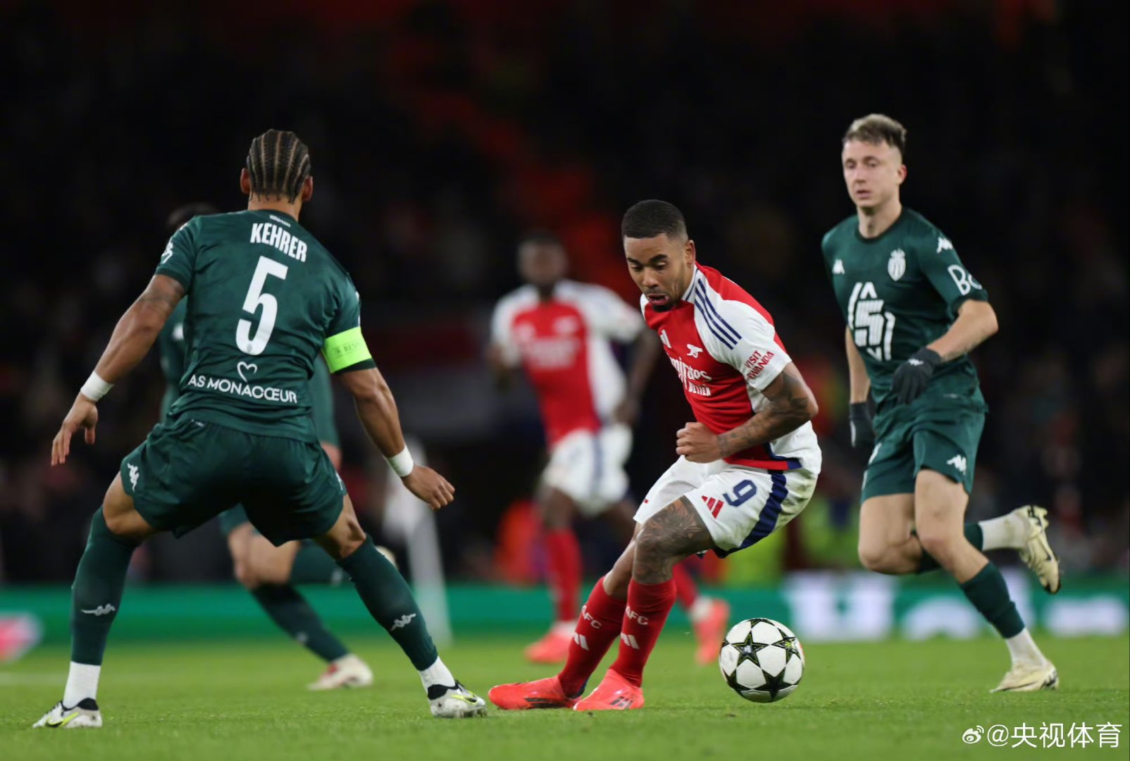 球速体育-阿森纳中场精彩助攻，带领球队获胜  第2张